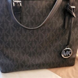 Michael KORS Jet
Set Charm TZ Tote
Monogram Bag